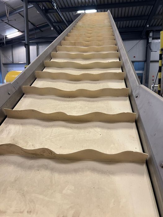 Przenośnik podajnik taśmowy z zabierakami spożywczy kwasoodporny