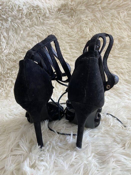 Czarne wiązane szpilki