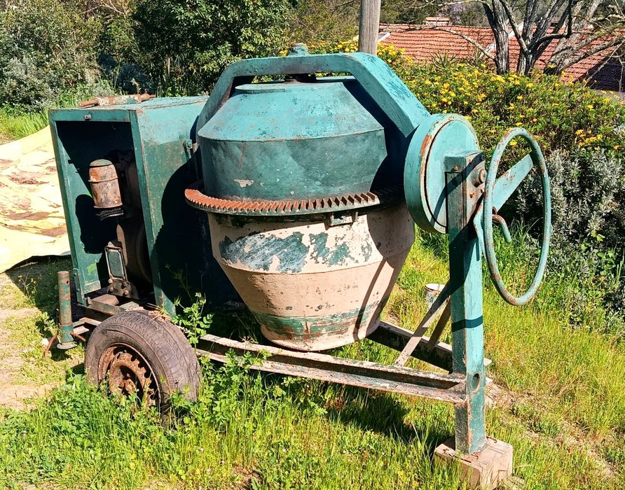 Vende-se Betoneira de 300 Litros