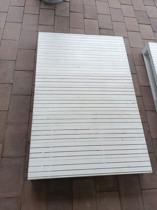 Palety pomalowane na biało