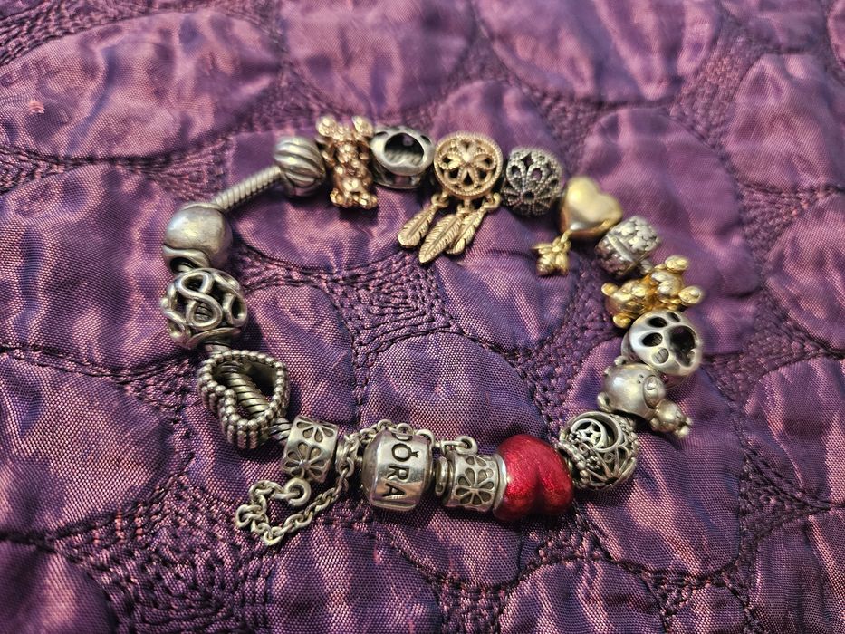 Pulseira pandora verdadeira.
tenho duas pulseiras, pode escolher as pe