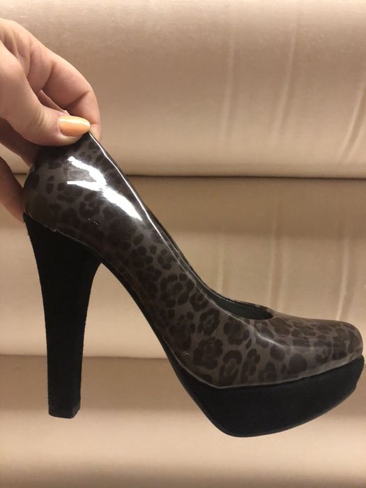 Sapatos compensados camurça e vinil - Novos - tam. 36