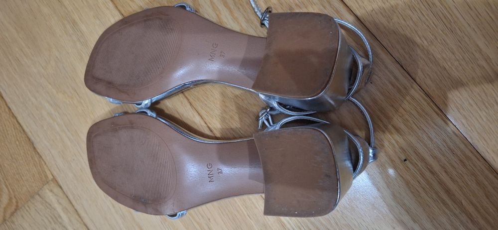 Sandálias prateadas Mango