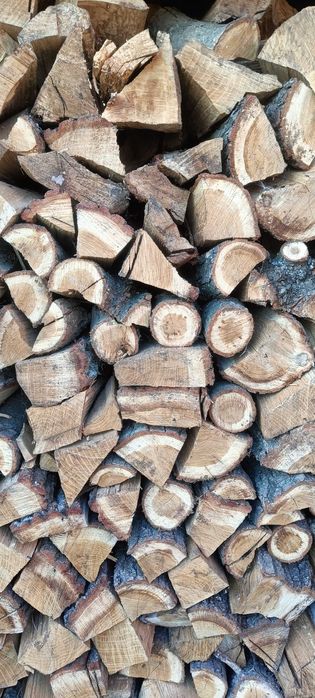 Drewno drzewo dębowe dąb kominkowe do kominka, pieca opał łupane suche