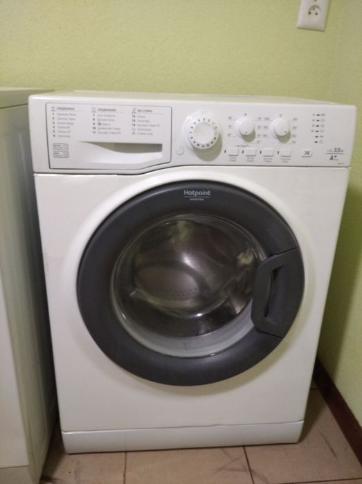 Стиральную машину ariston продам