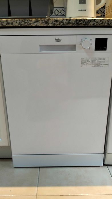 Máquina de Lavar Loiça BEKO DVN05320W como nova, com 2 anos de garantia