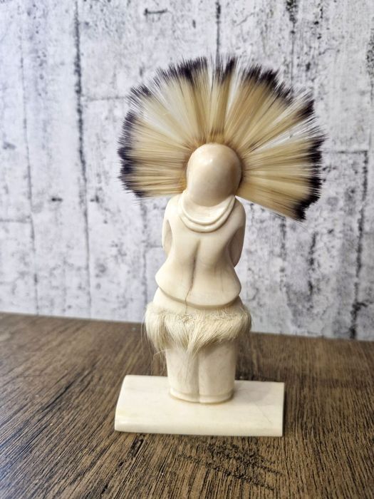 Фігурка Чукча з відром, матеріал кістка