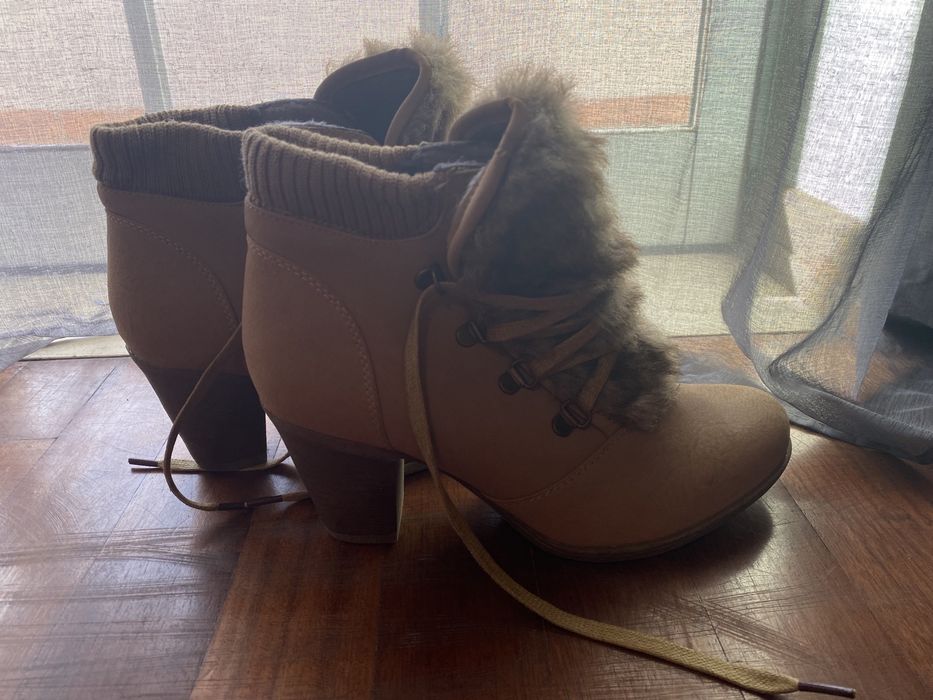 sapatos altos com pelo