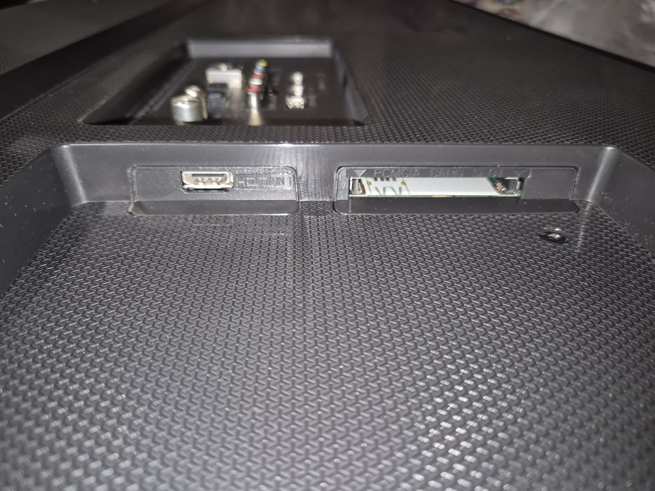 LG Smart TV Webos 4K UHD 43" completa para peças ou reparar