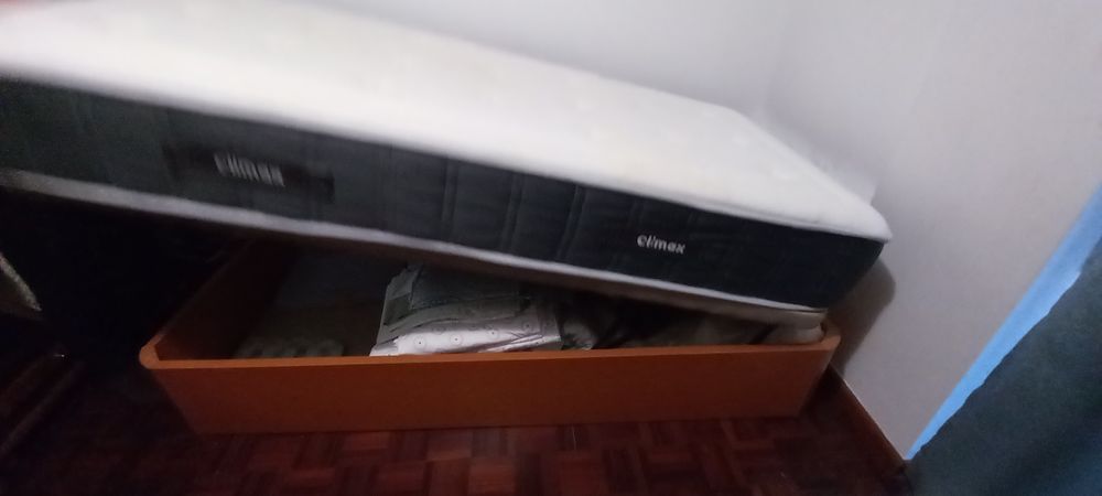 Vendo sumiê de solteiro em ótimo estado com colchão incluído.