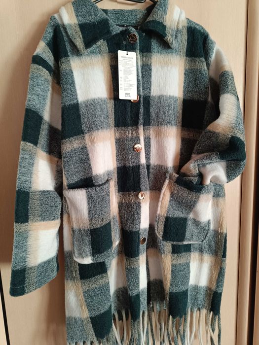 Piękny nowy płaszczyk w kratę  z frędzlami