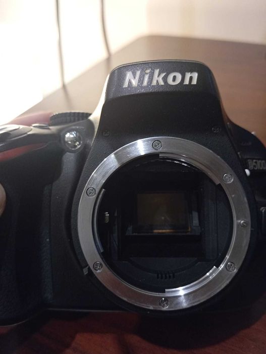 Nikon D5100 + NIKKOR 18-55mm VR + Bateria Extra + Cartão MicroSD 64GBs+ Mochila Hama