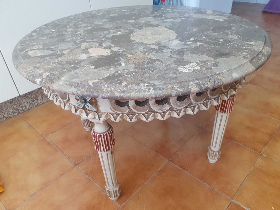 Mesa de centro com tampo em mármore