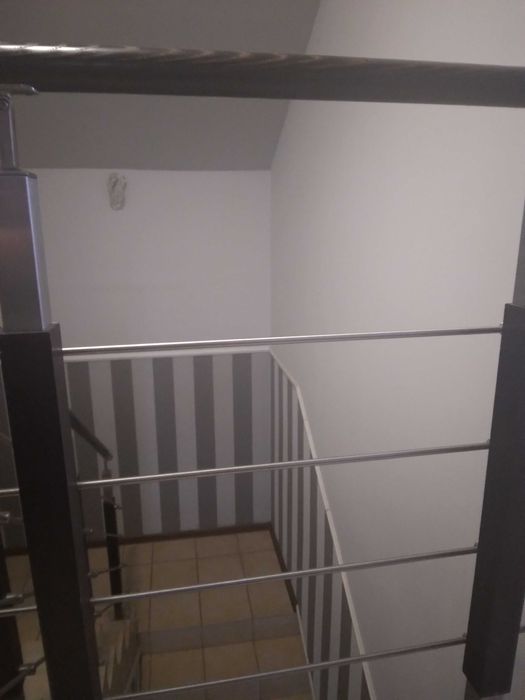 Bramka zabezpieczająca drewniano-metalowa na schodach