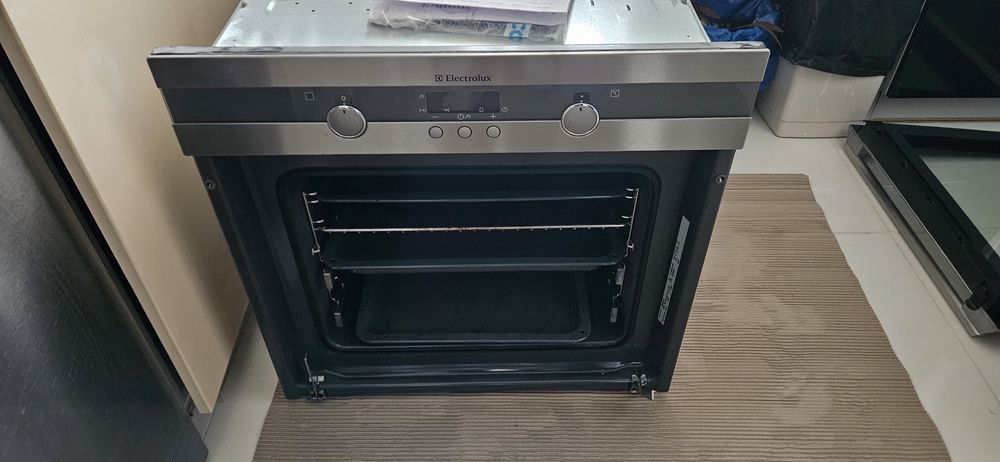 Piekarnik elektryczny Electrolux EOB64201X