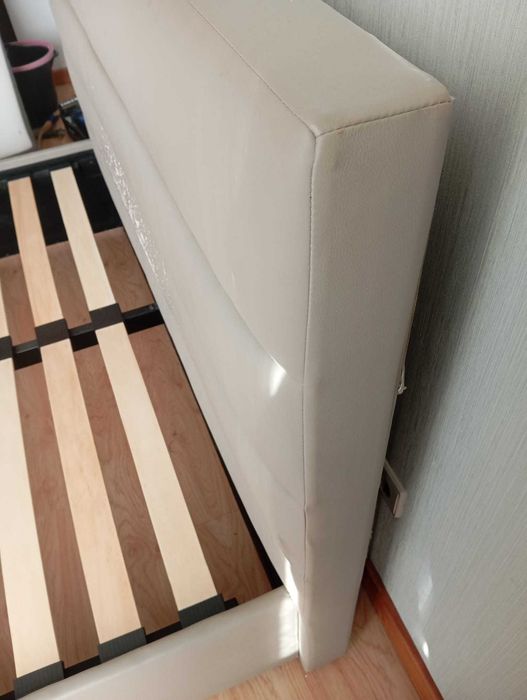 Vende-se Estrutura de Cama 140*190, Design moderna e elegante.