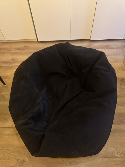 Duża czarna pufa