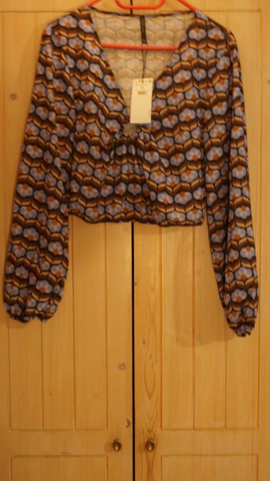 krótki top z długim rękawem