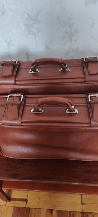 Валіза з кожзама