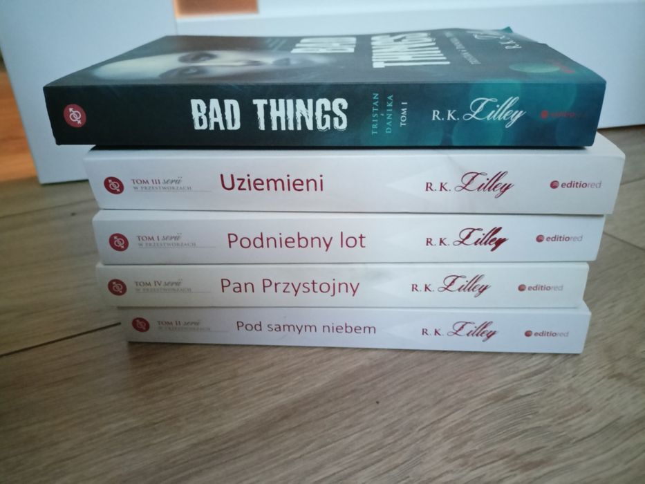 R.K. Lilley. W przestworzach. Podziemny lot. Pan przystojny. Uziemieni