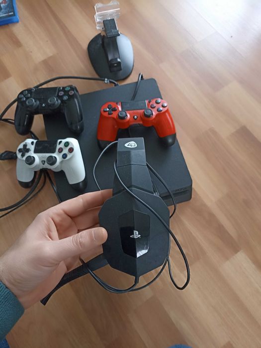 Ps4 com jogos, comandos, headset e carregador de comandos