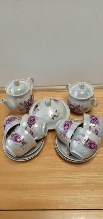 Продам кофейные сервизы на 5 персон на стойке и другие