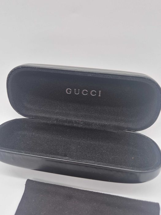 czarne, twarde etui na okulary