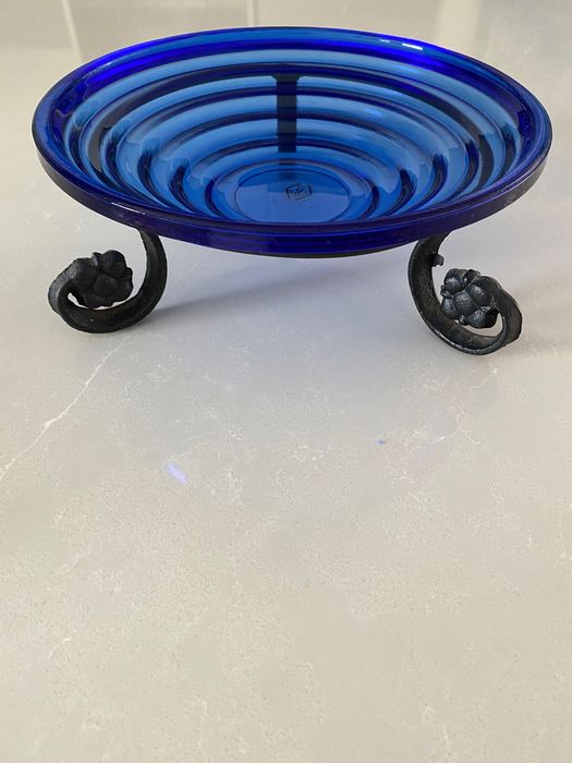 Taça de vidro azul e base metálica