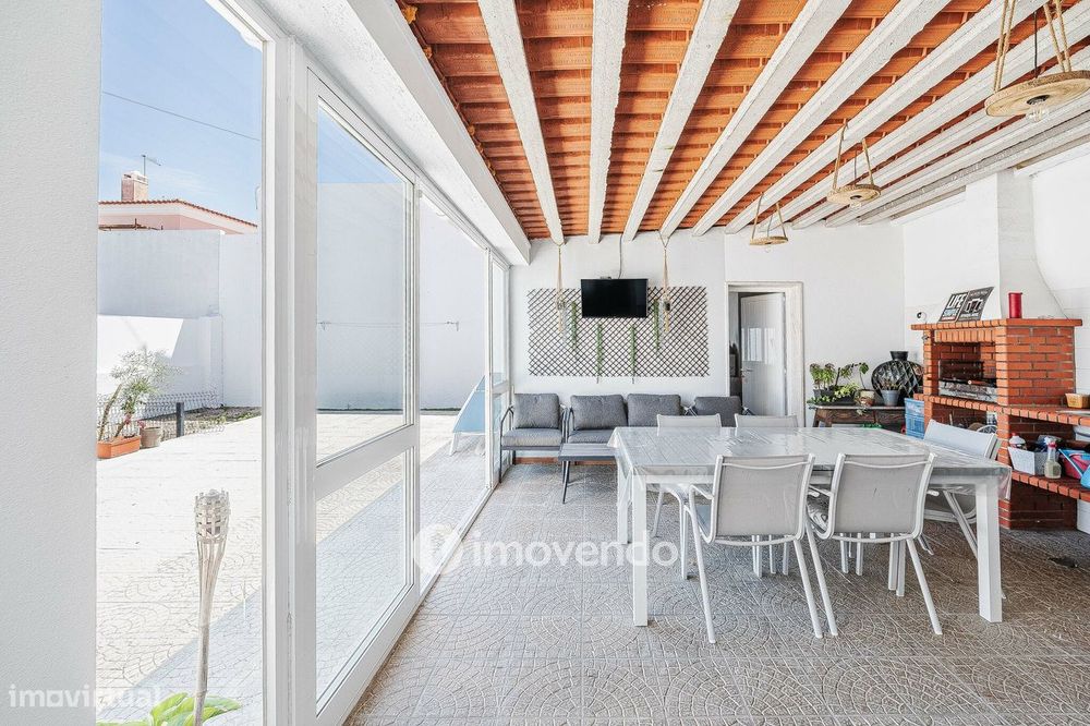 Moradia T3+1 de design moderno, com jardim, na Quinta do Anjo