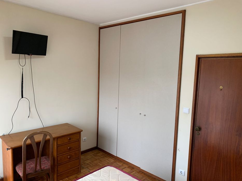 Quarto c/ TV e varanda p/ estudante c/ contrato, ao pé da universidade