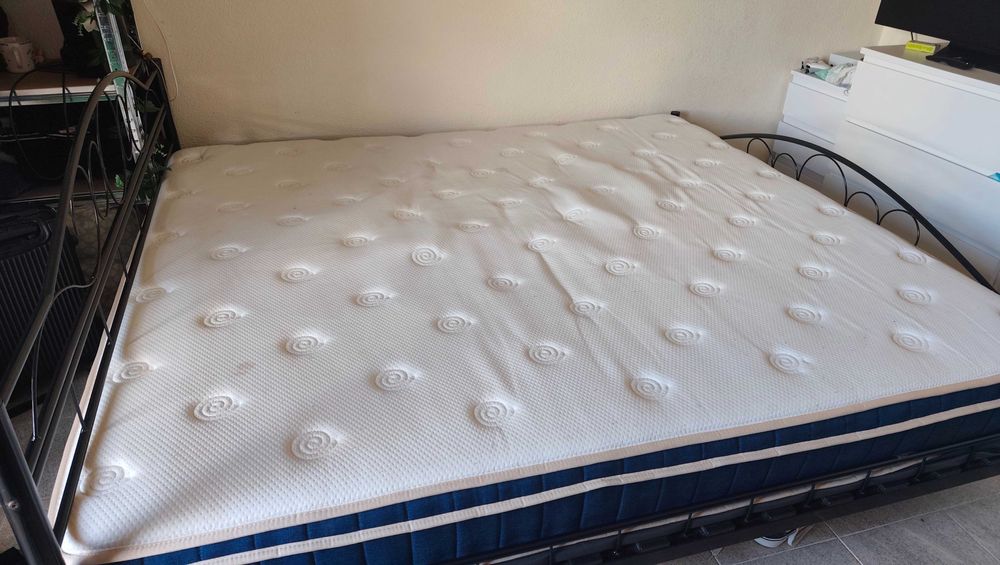 Cama com colchão de molas ensacadas