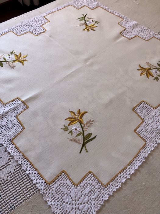 Toalha em tecido alinhado e croche nº12 ( varias )