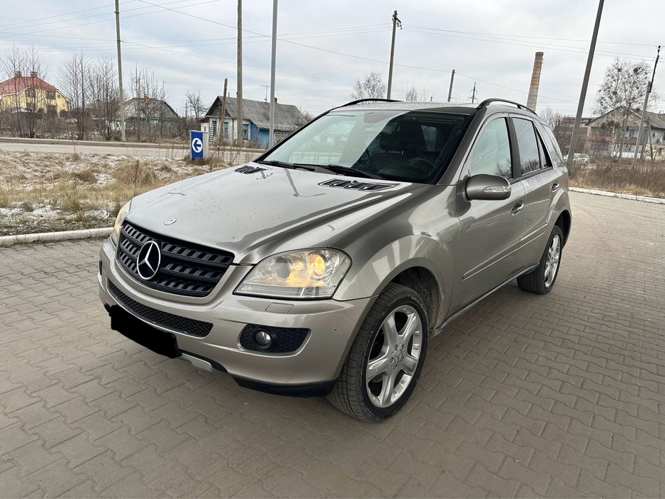 Автомобіль в хорошому стані деталі за телефоном