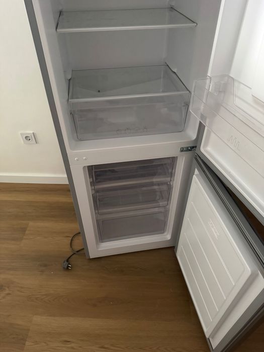 Frigorífico Kunft com dispensador de água