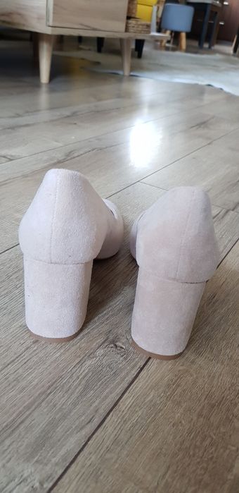 Nowe eleganckie na klocku