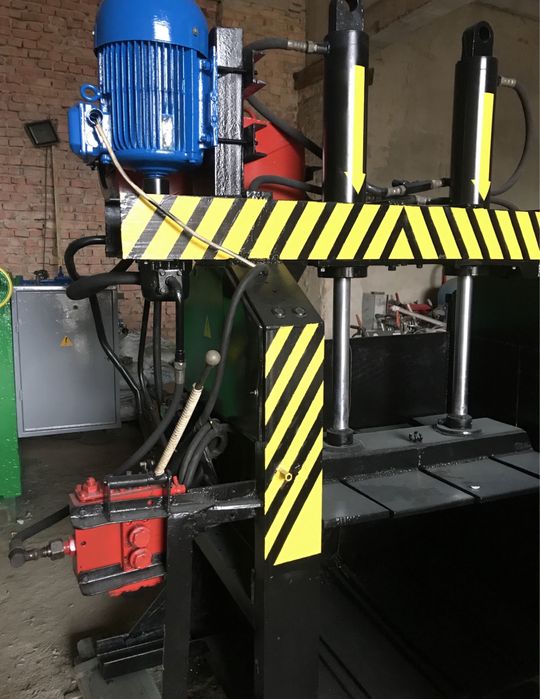 Продам Прес для макулатури,картону,та смітя ПЕТ тару.