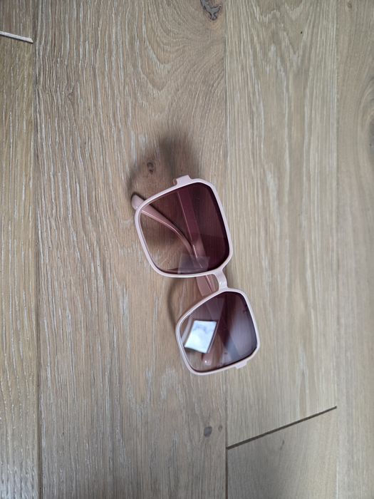 Nowe różowe okulary przeciwsłoneczne