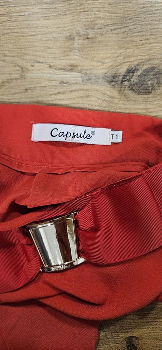 Czerwona ołówkowa spódnica capsule 36