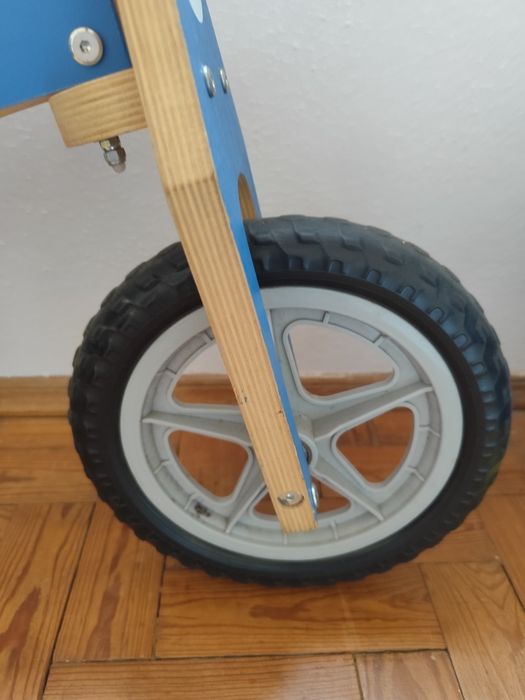 Bicicleta sem pedais de madeira