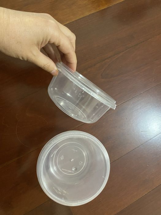 2 caixas de plástico