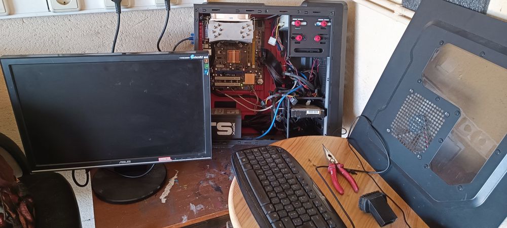 Computador com torre e monitor asus