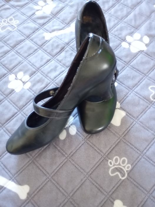Sapatos pretos Hispanitas