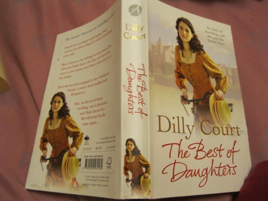 книга на английском языке роман The Best of Daughters Dilly Court корт
