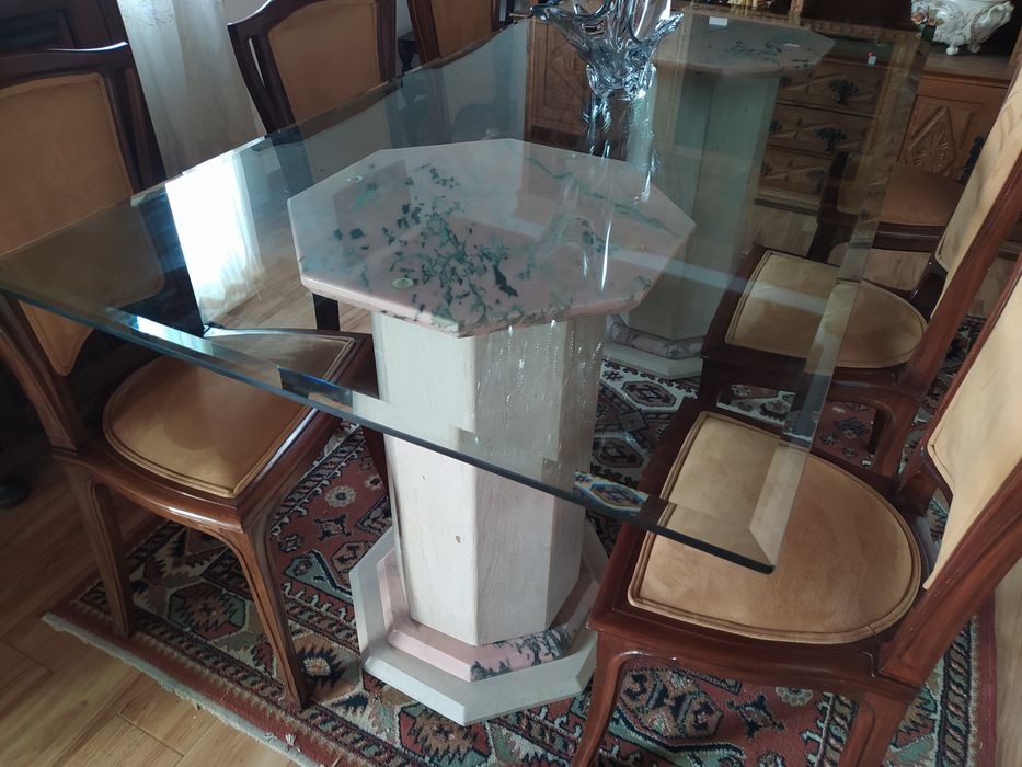 Mesa de sala em vidro e cadeiras