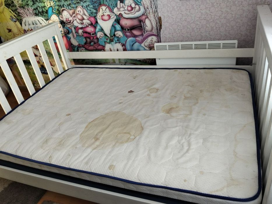 Дерев'яне ліжко з матрацом + 2 шухляди, біле, б/в