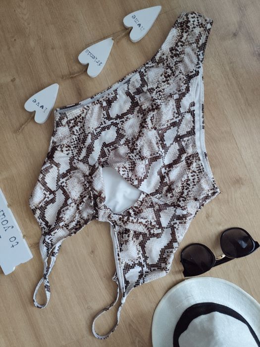 Купальник женский сдельный с вырезом Nasty Gal купальник
