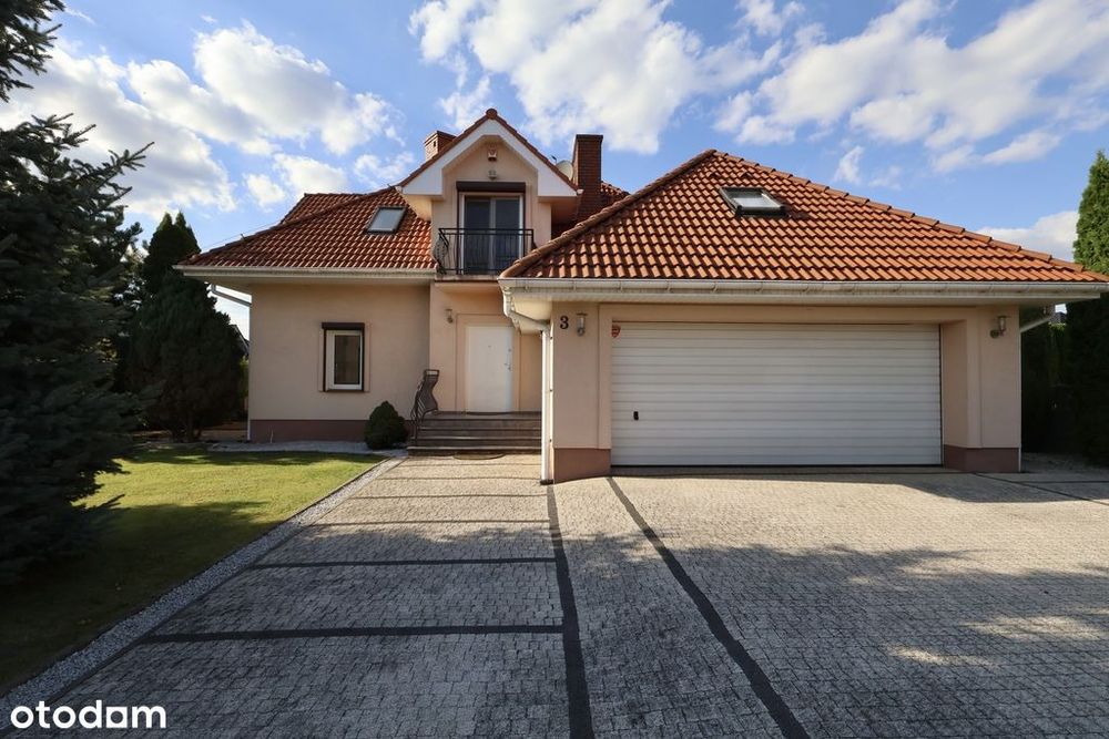 Dom w Pruszkowie z fotowoltaiką i dużym ogrodem