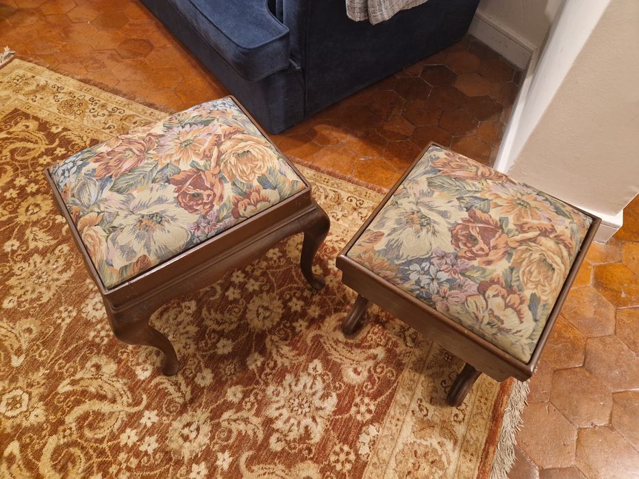 2 Banquetas Pousa pés com arrumação