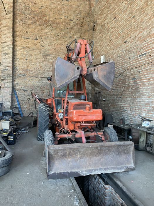 Трактор эскаватор