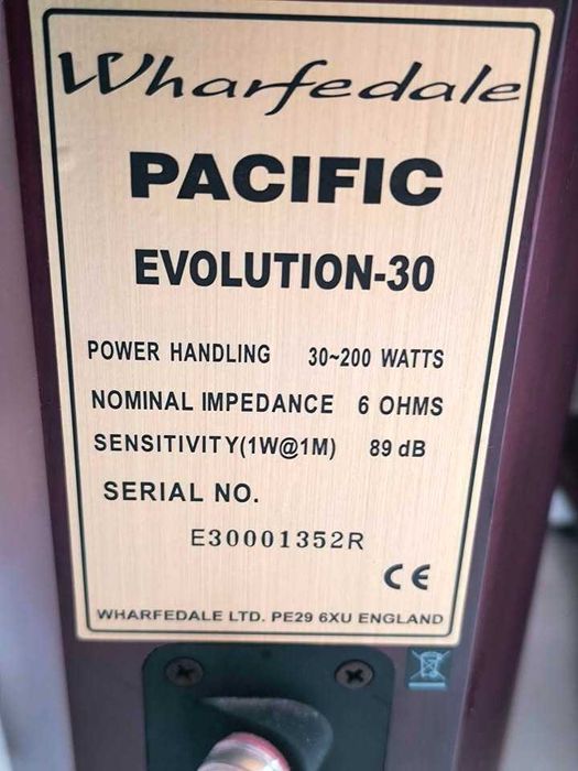 Colunas grandes Wharfedale Pacific EVO-30, em madeira em excelente estado.